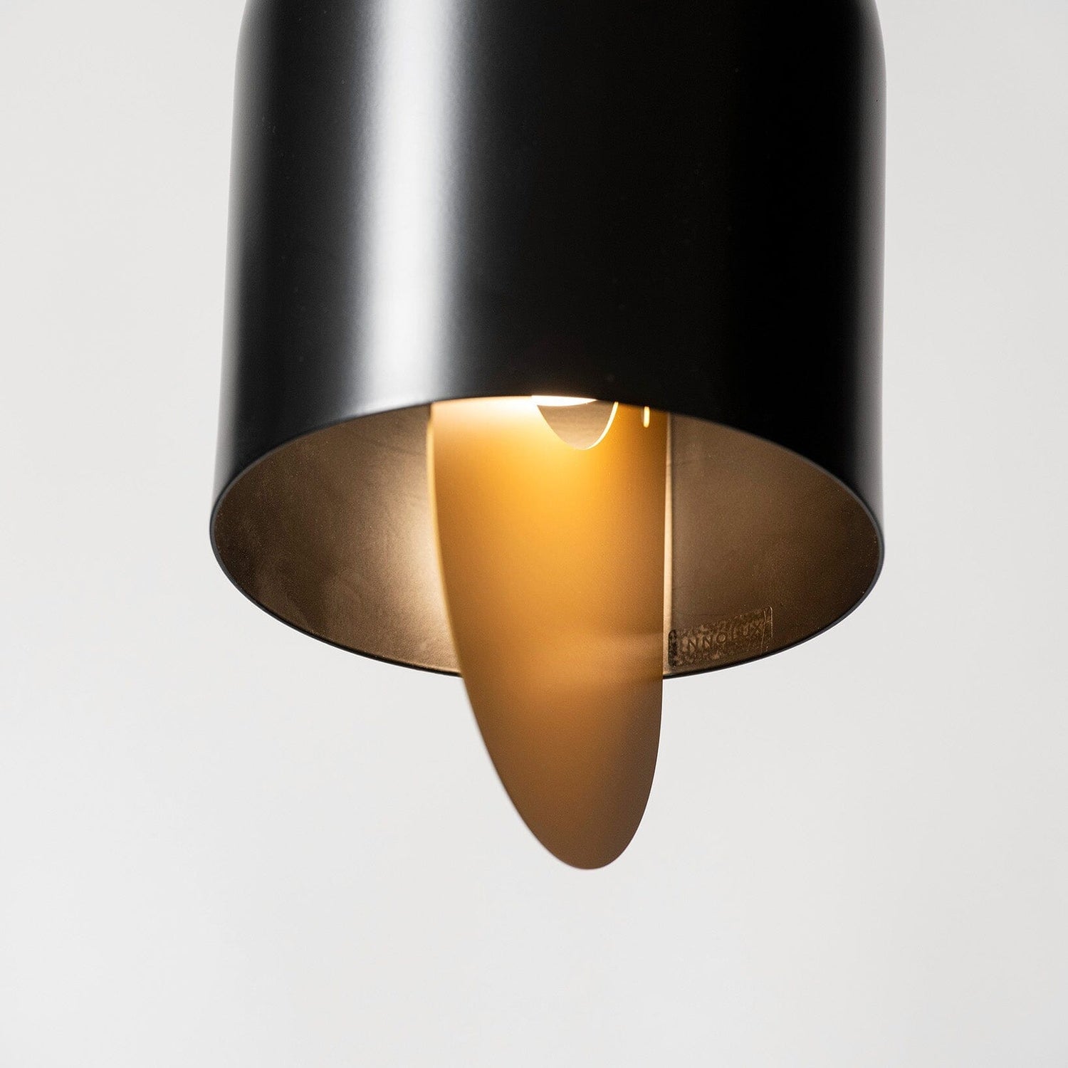 Aarre M riippuvalaisin Musta Riippuvalaisin Innolux