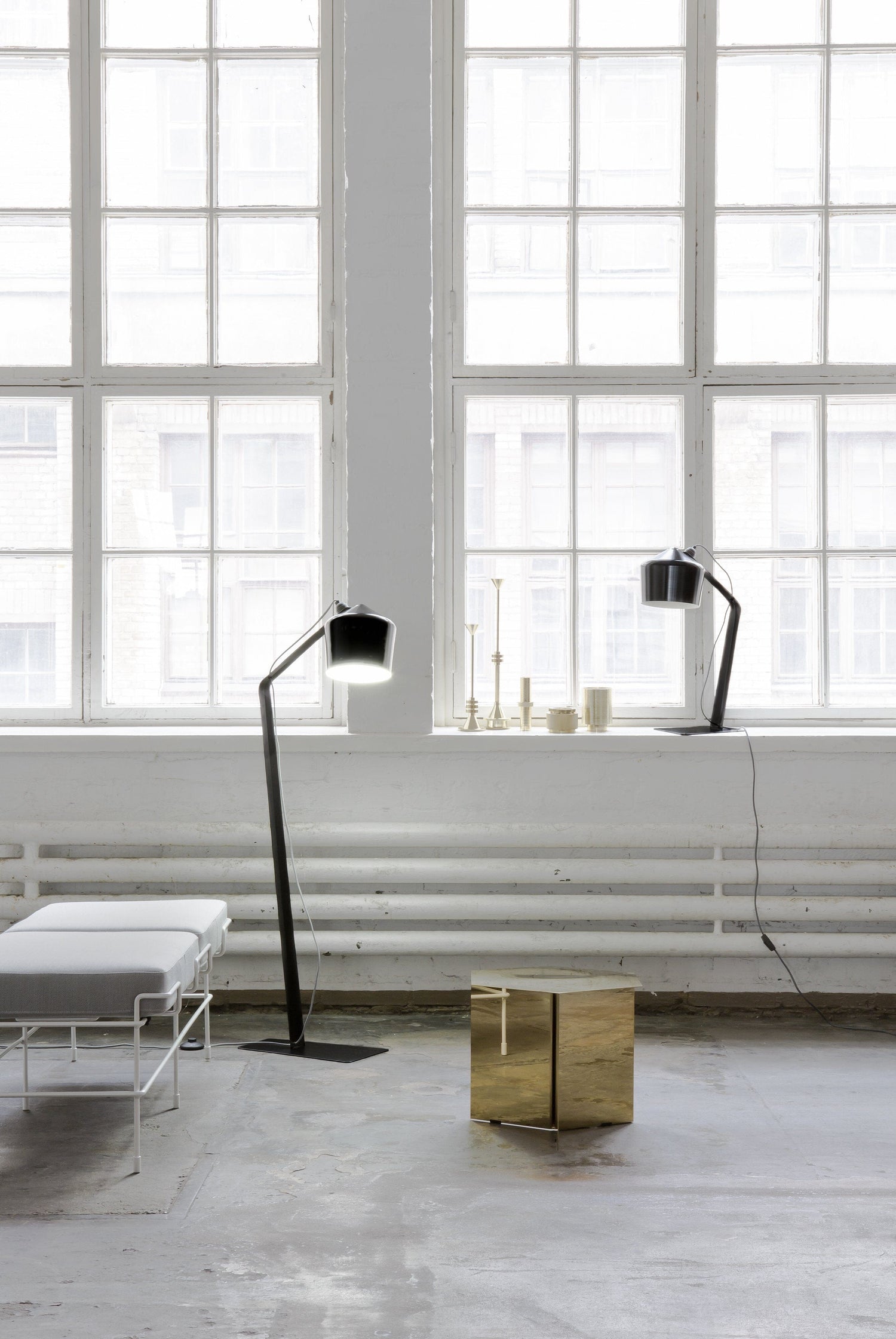 Pasila lattiavalaisin Musta lattiavalaisin Innolux