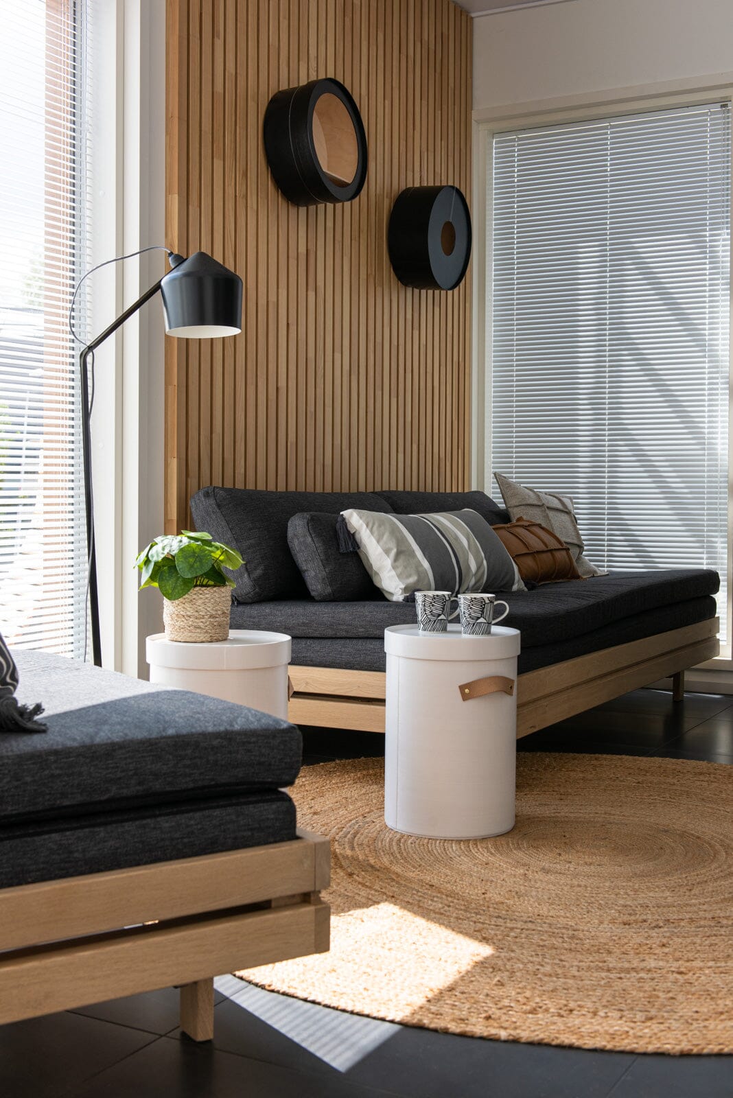 Pasila lattiavalaisin Musta Lattiavalaisin Innolux