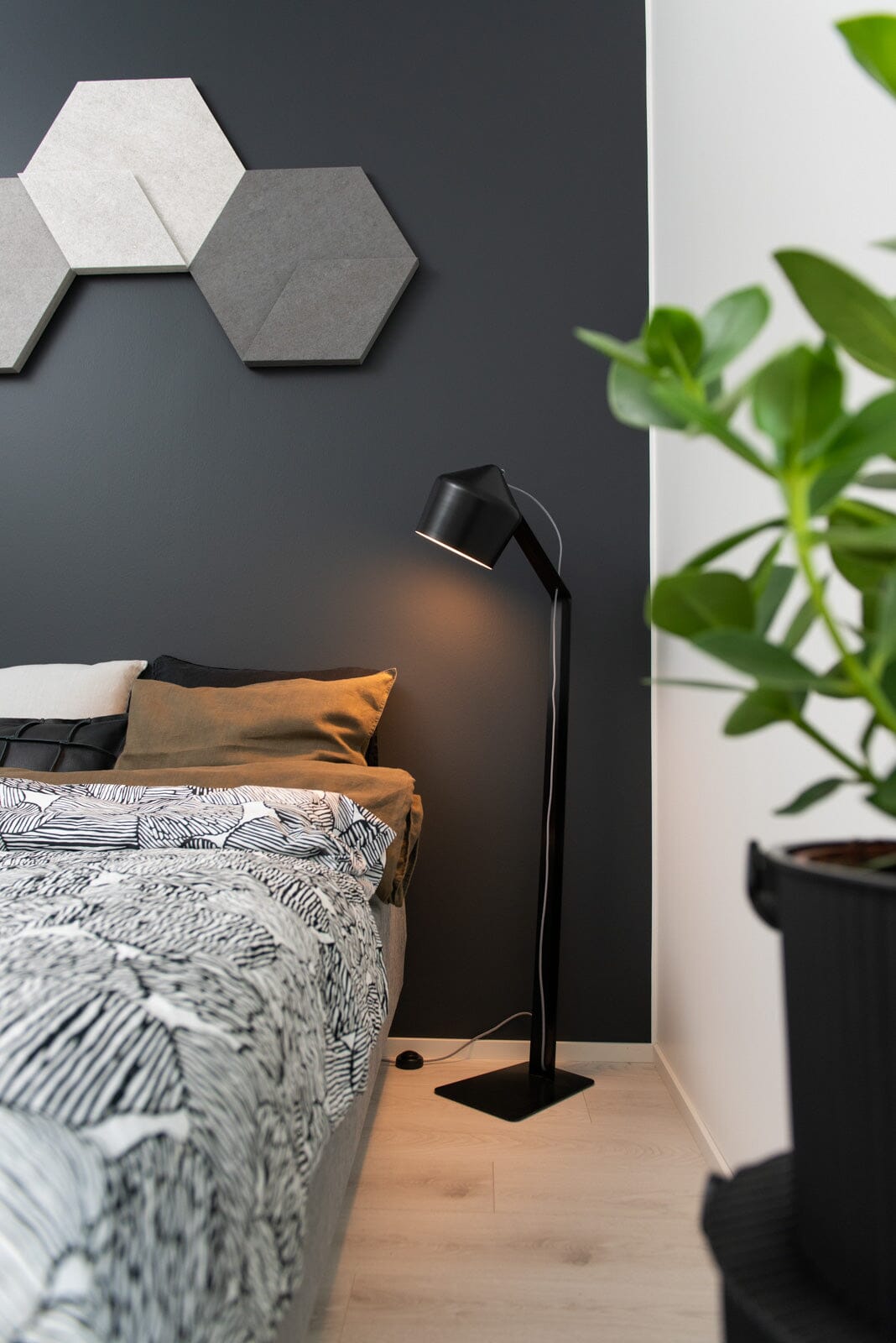 Pasila lattiavalaisin Musta Lattiavalaisin Innolux