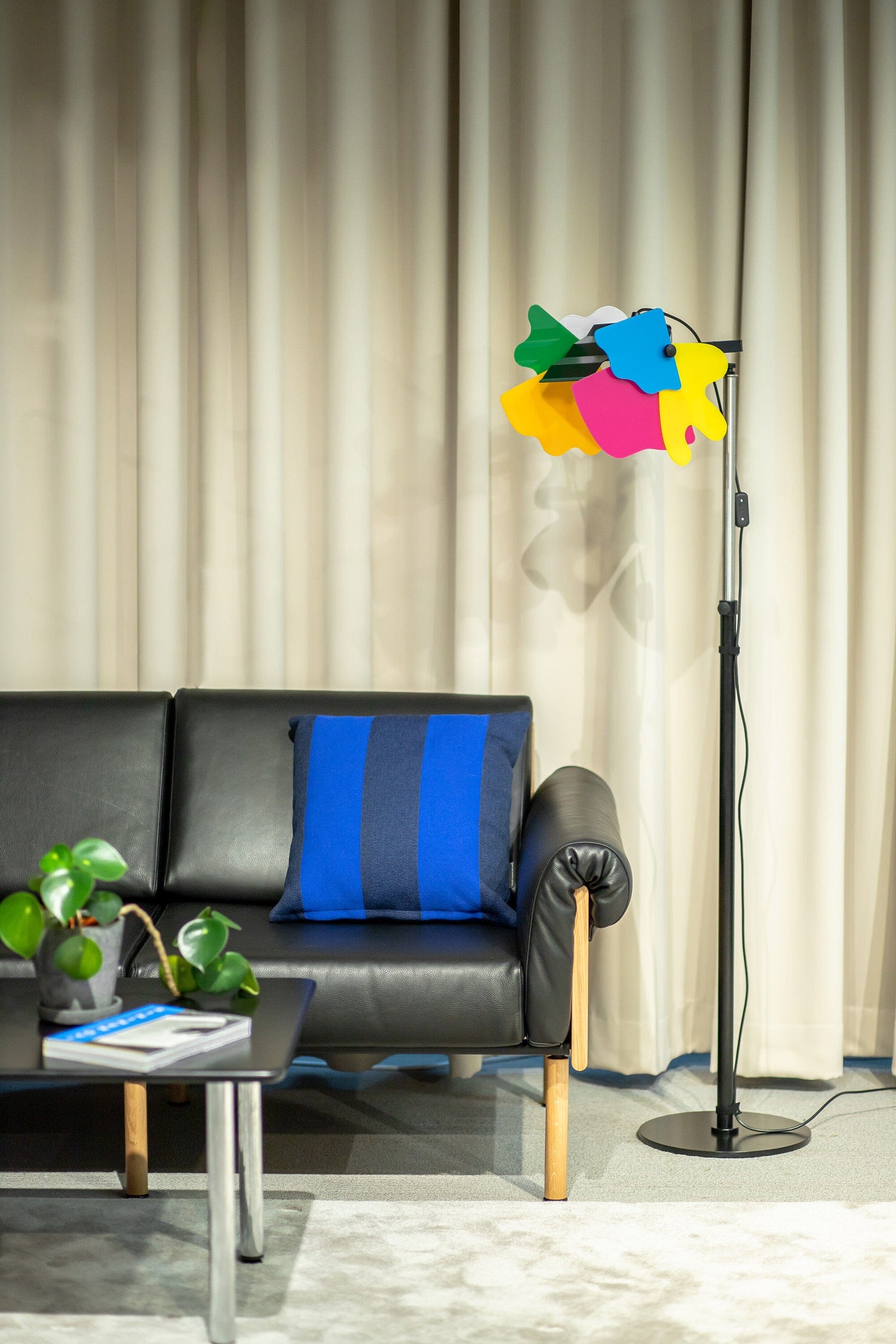 Perhonen lattiavalaisin musta & värikkäät siivet Lattiavalaisin Innolux