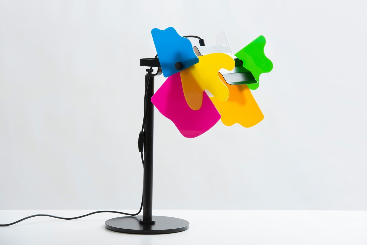 Perhonen pöytävalaisin musta runko värikkäät siivet Pöytävalaisin Innolux